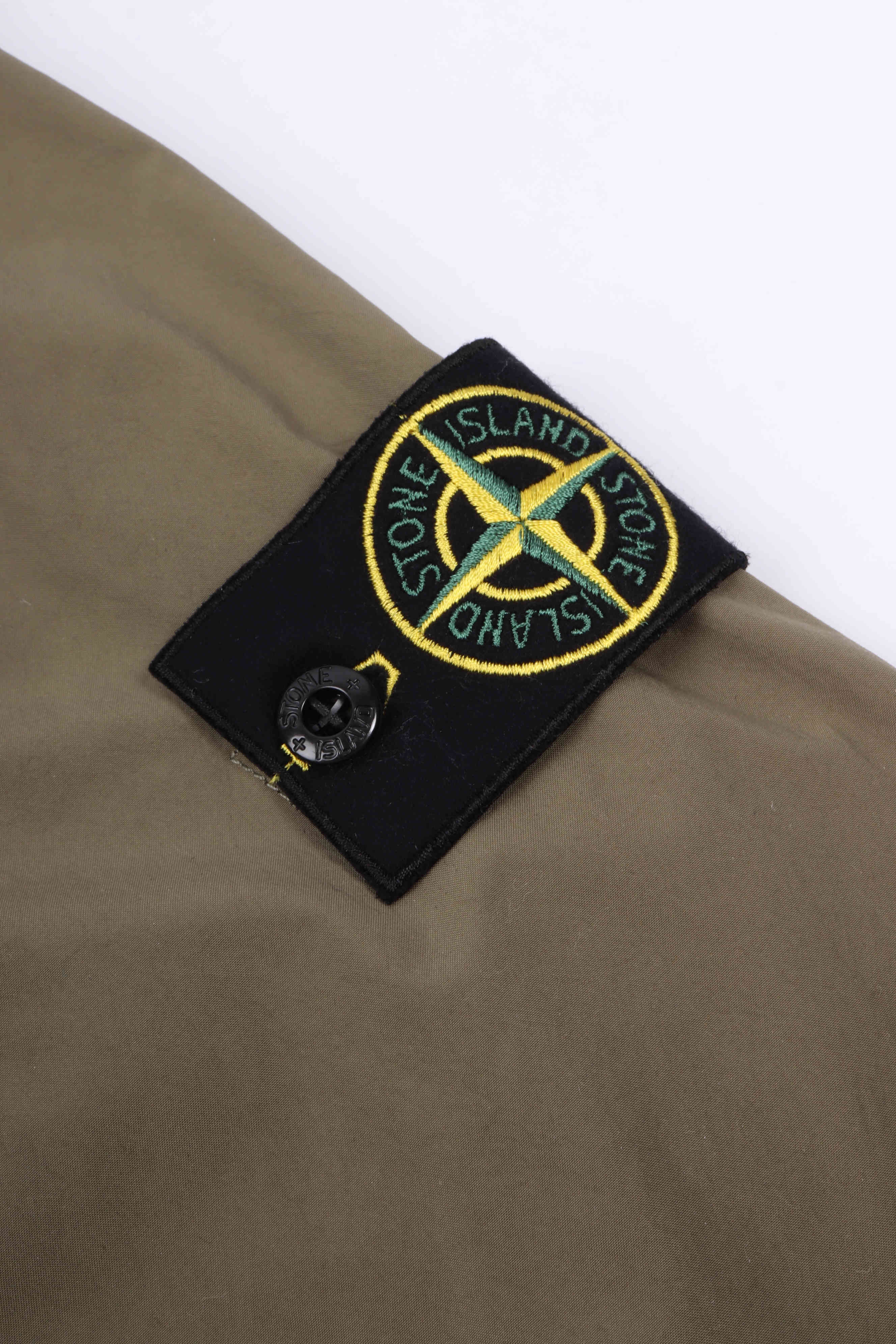 4100052 s0042 v005g - military