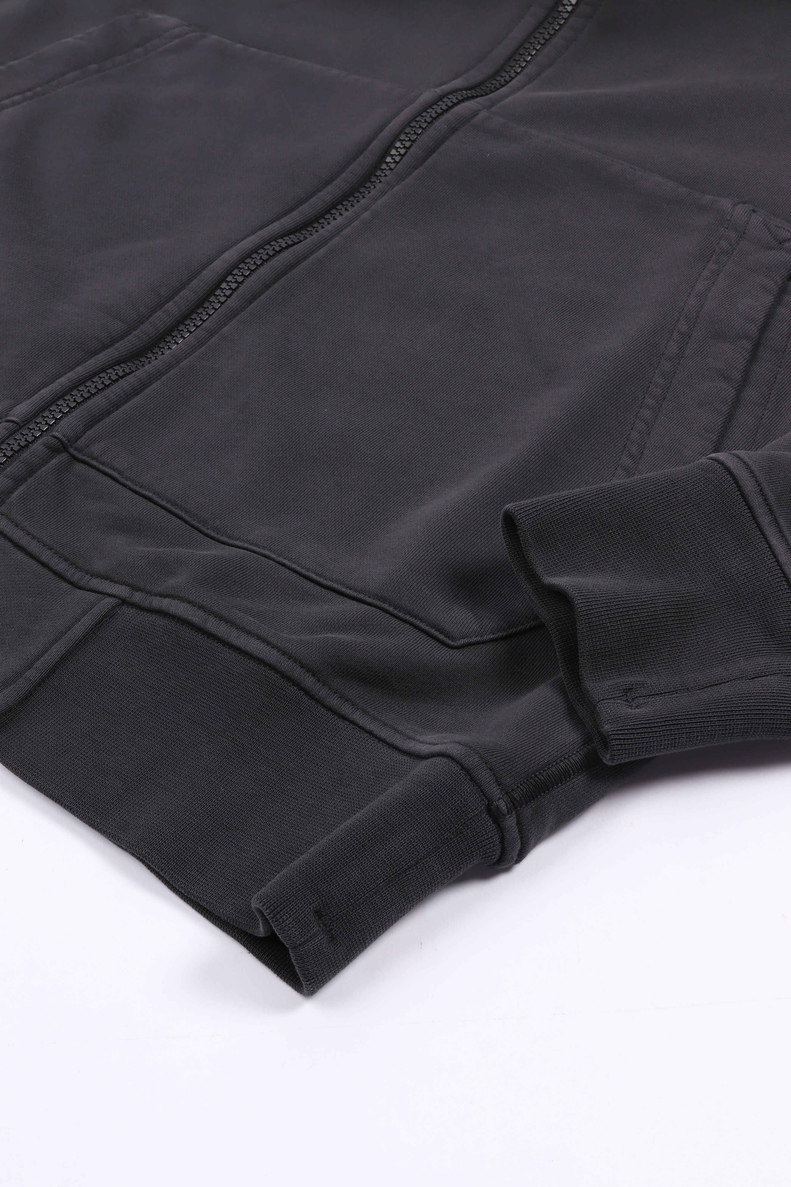6100063 s0051 v0065 - charcoal