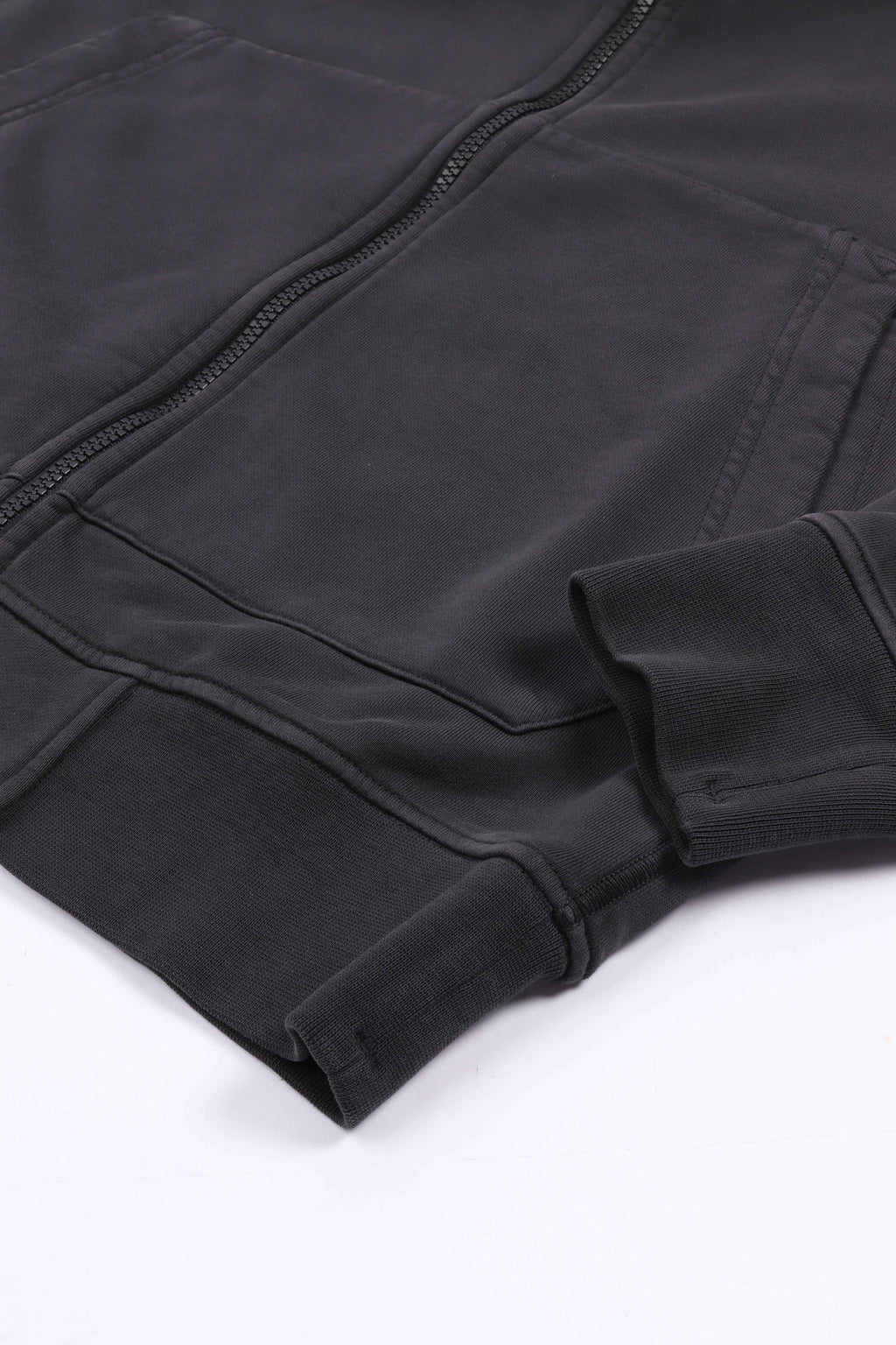 6100063 s0051 v0065 - charcoal