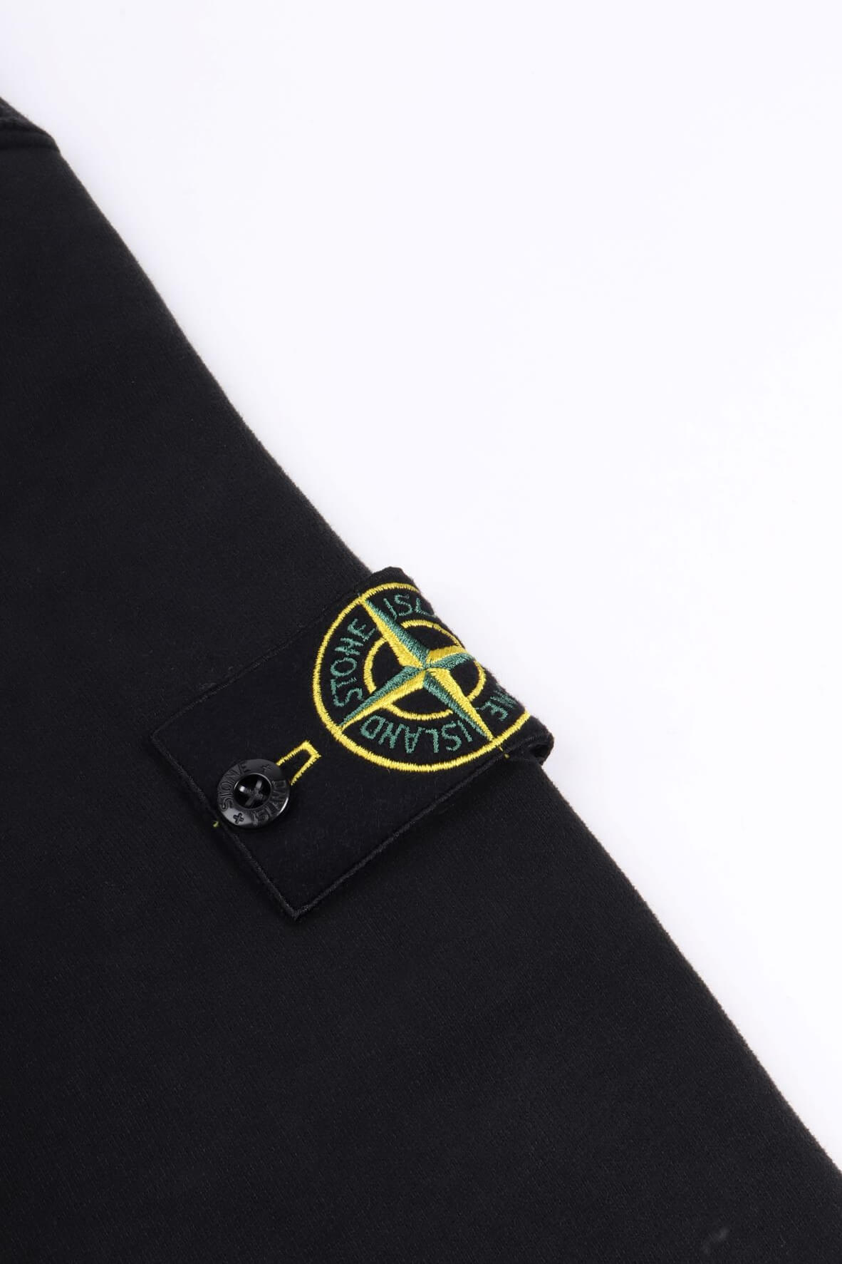 811560820 v0029 - black