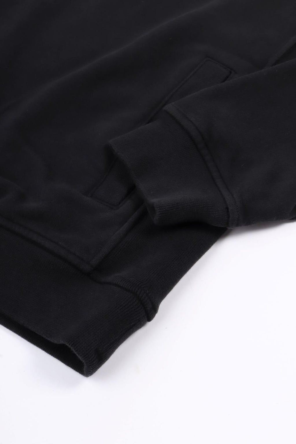 811560820 v0029 - black