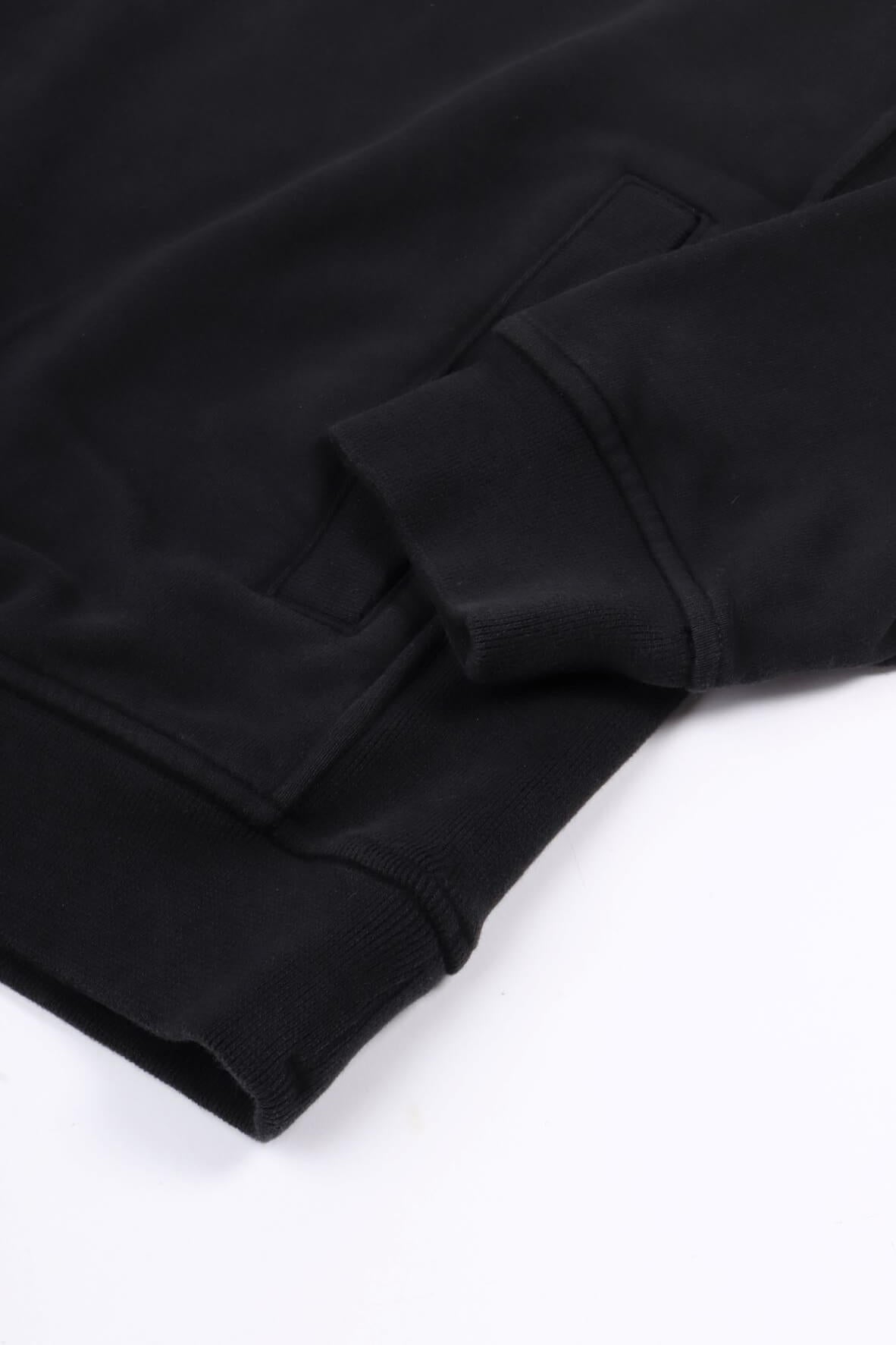 811560820 v0029 - black