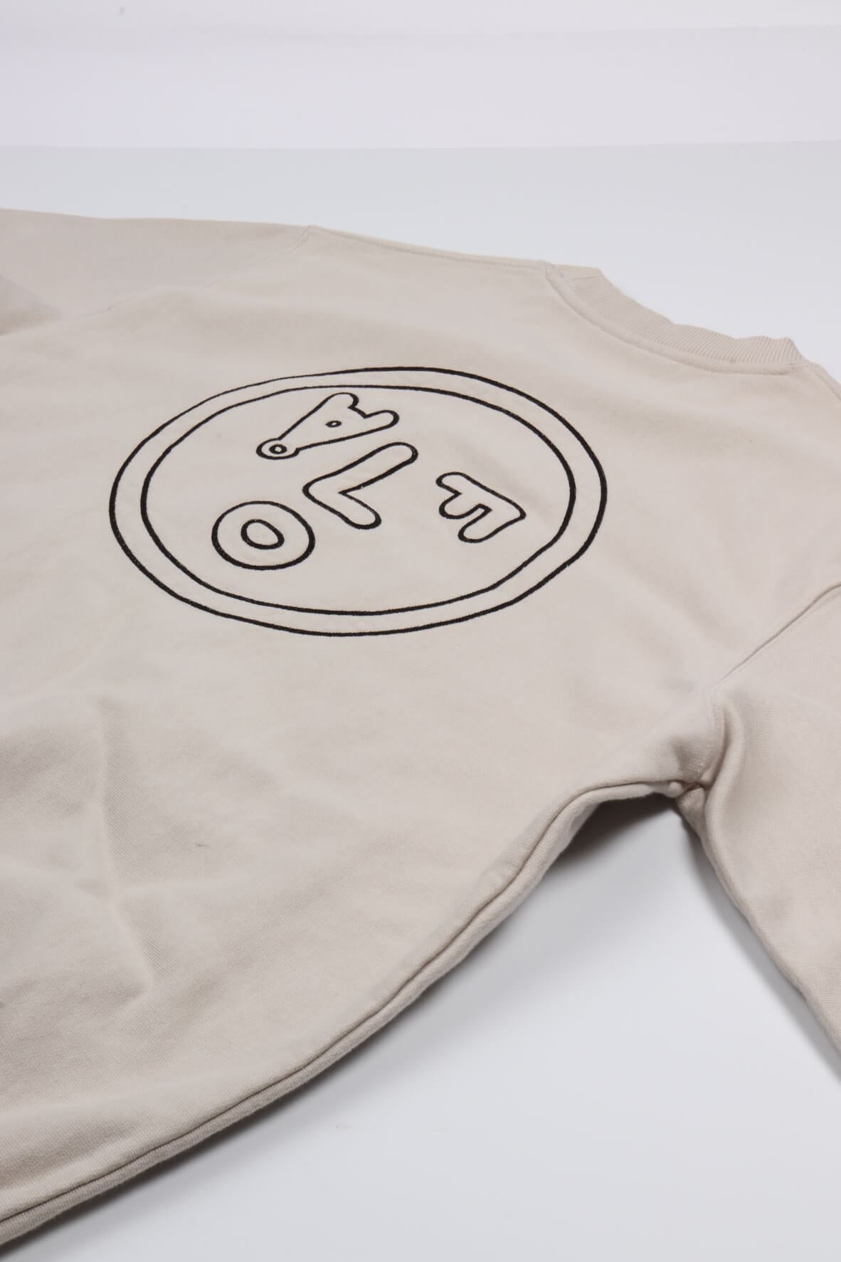 Face crewneck cement