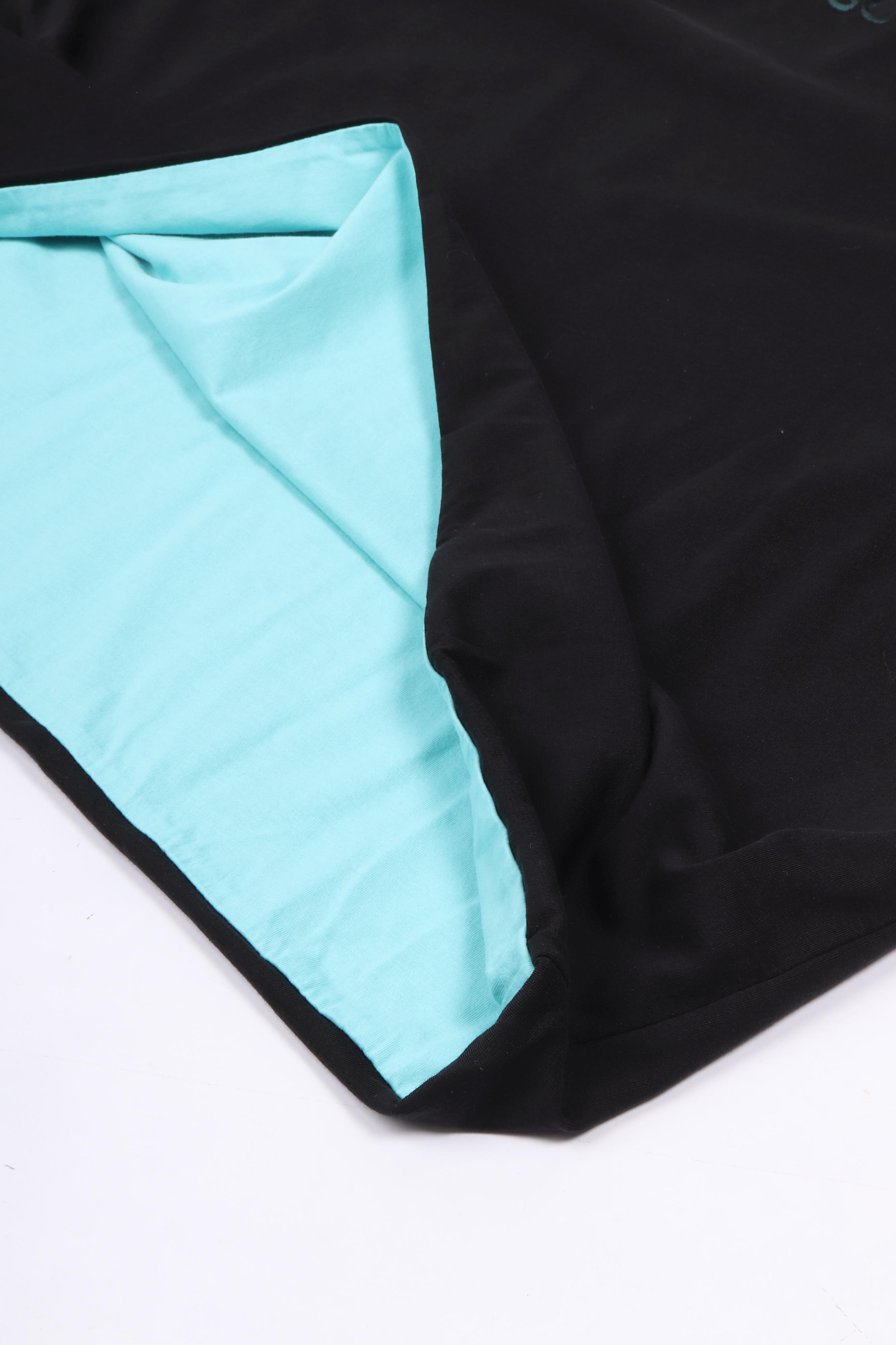 Double layered logo tee black / pool blu