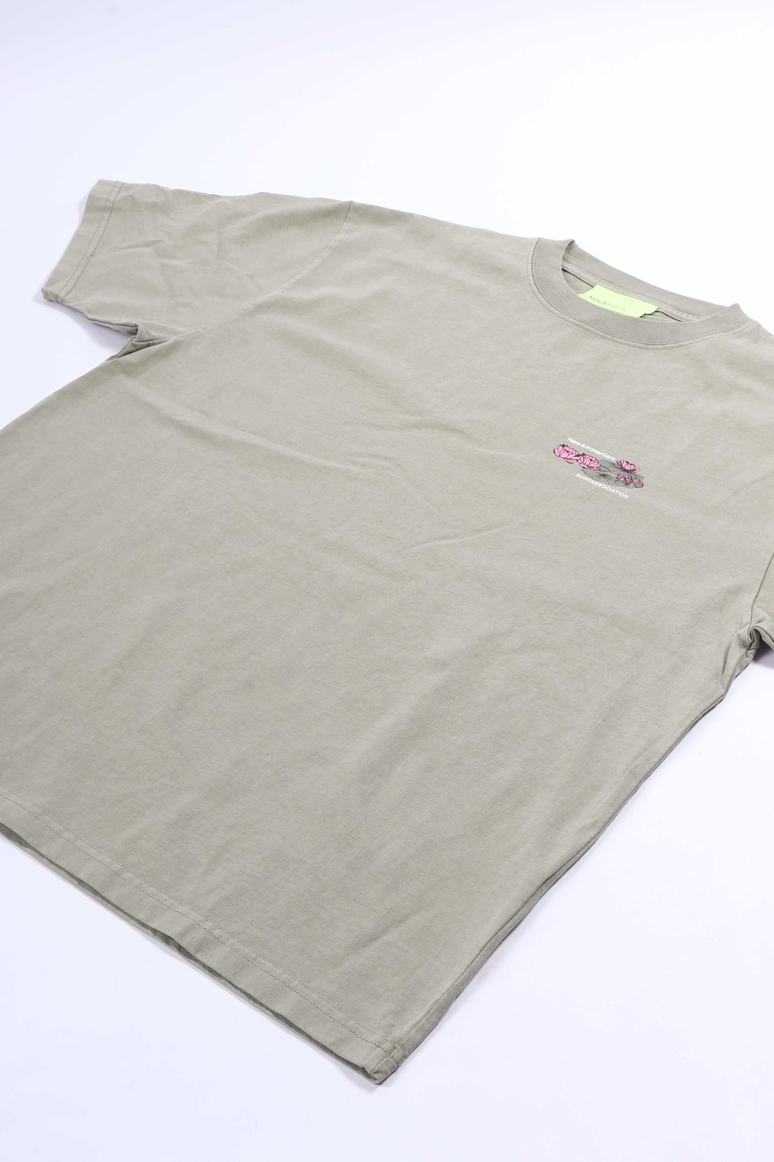 Lilies tee sea grass