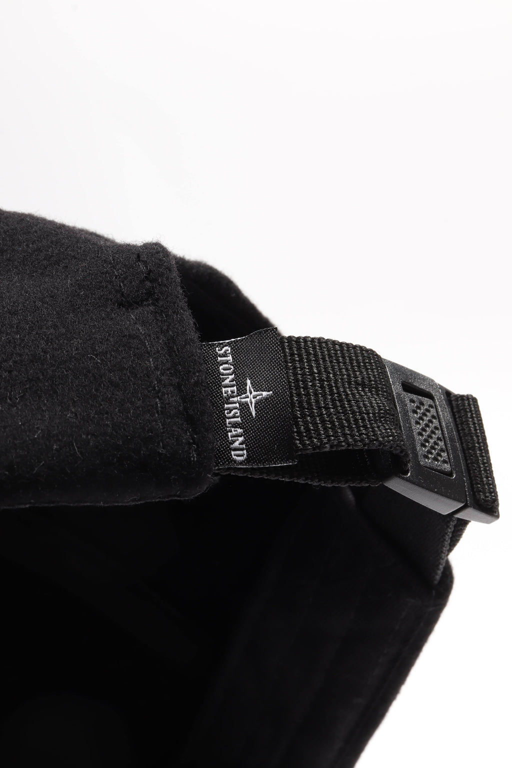 811599660 v0029 - black