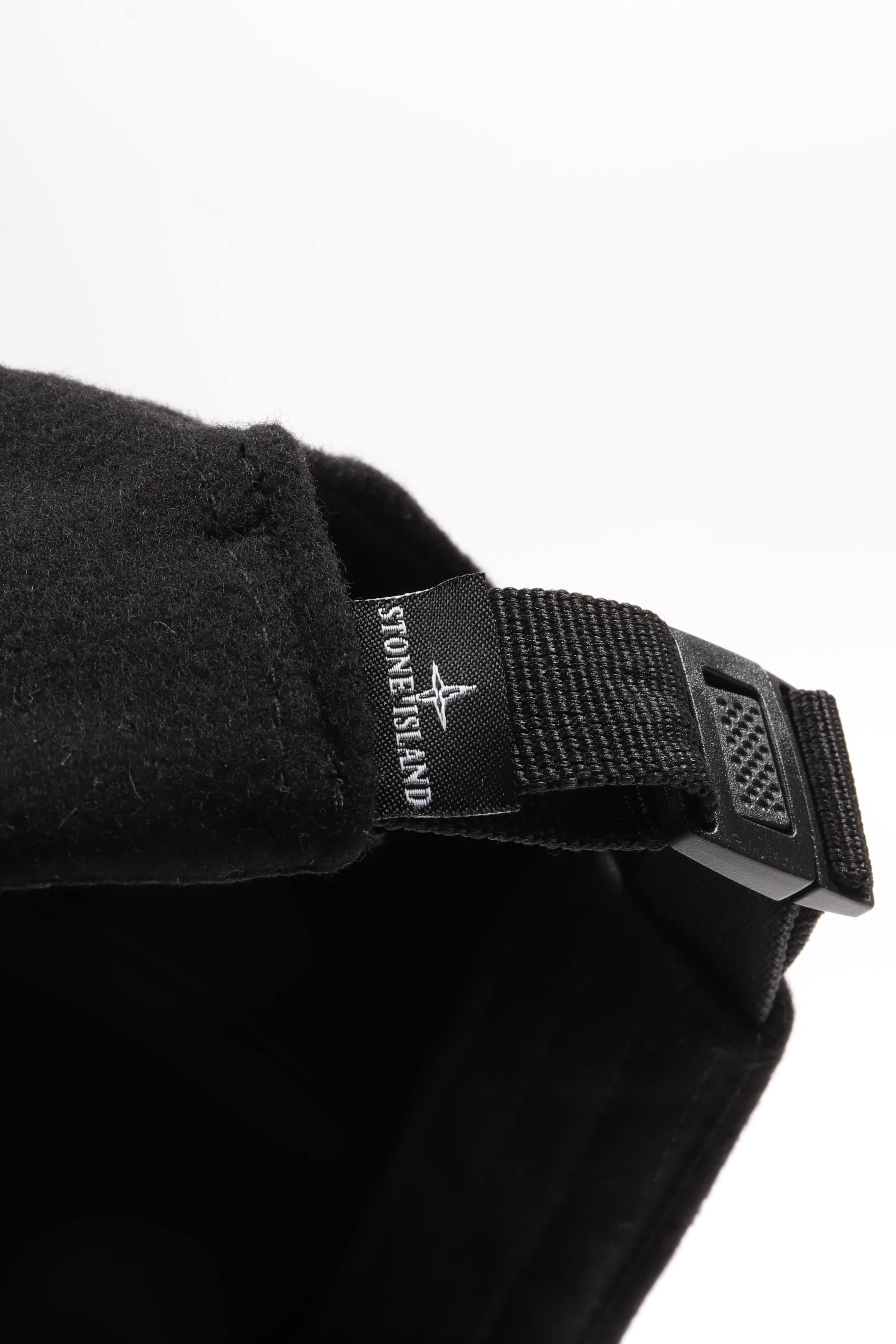 811599660 v0029 - black