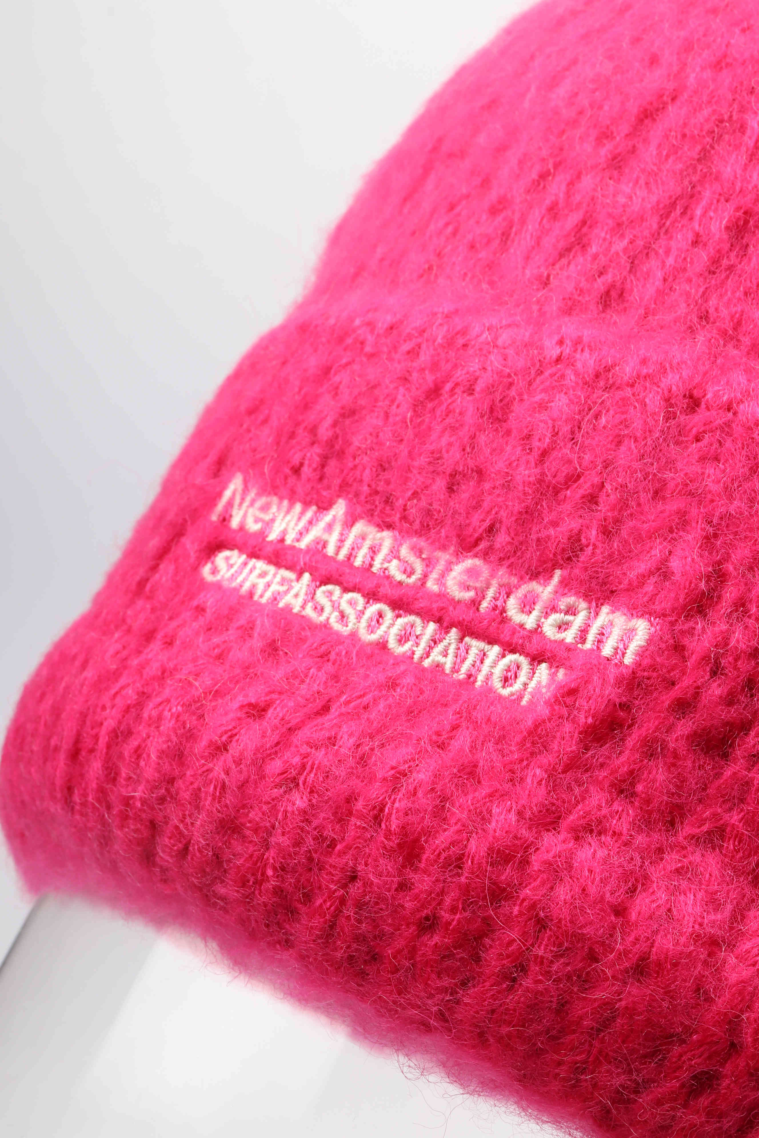 Fuzzy logo beanie magneta
