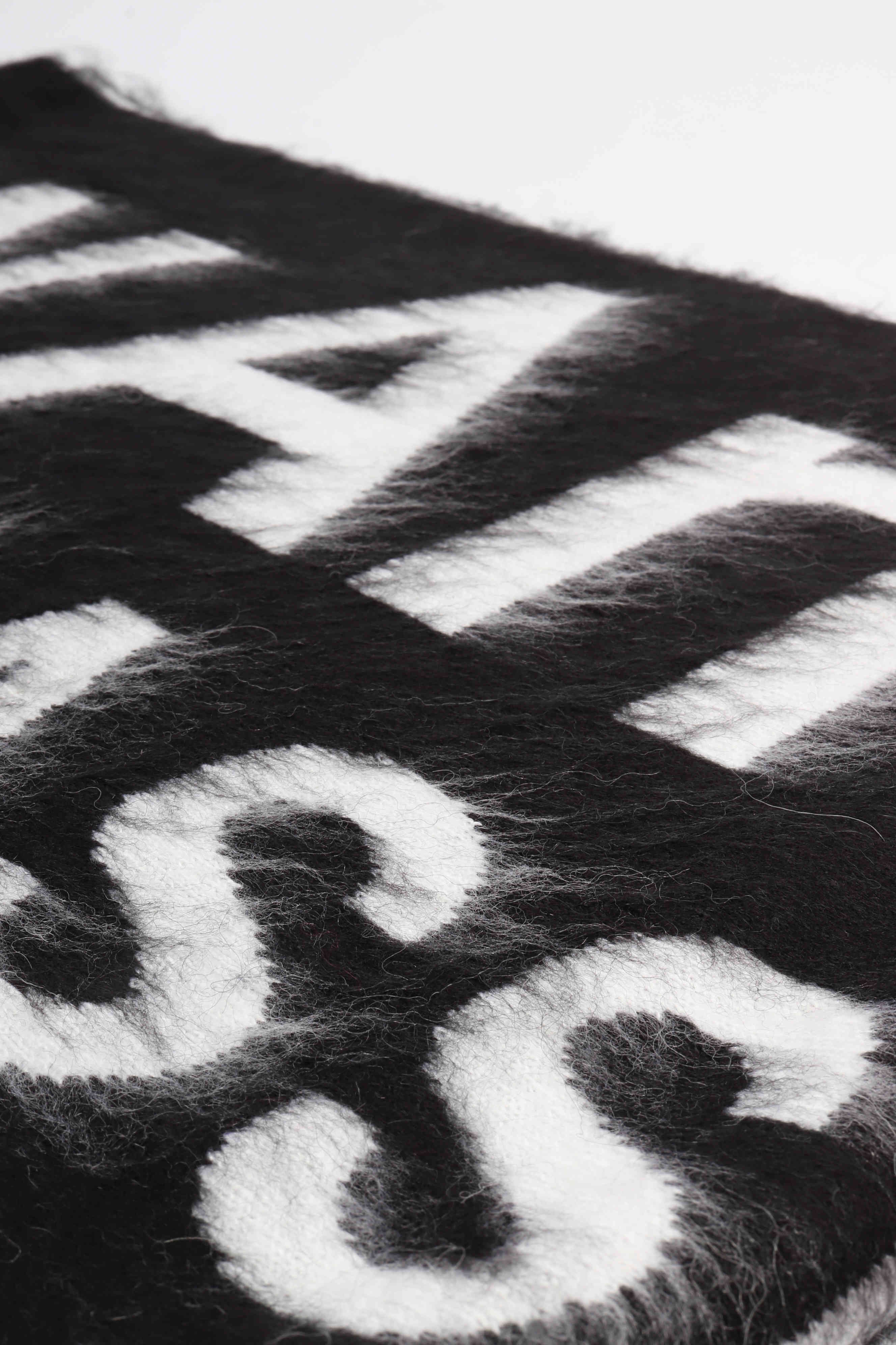 Fuzzy name scarf black / white