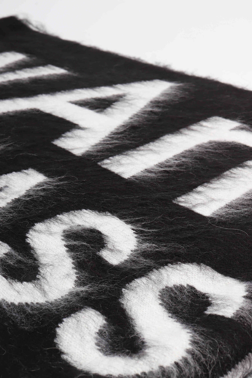 Fuzzy name scarf black / white